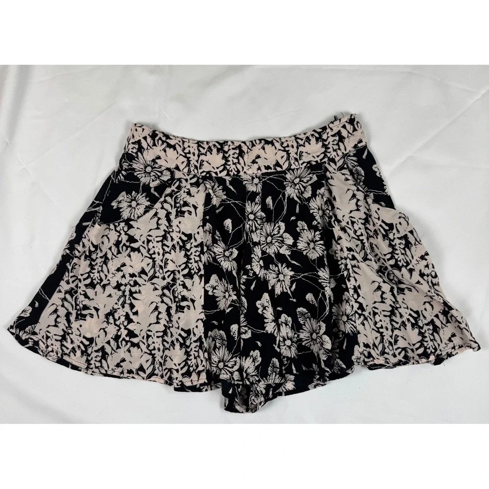 Free People Black Cream Floral High Waisted Shorts Size 2 Side Zip Pocket